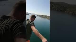 упал пластом в воду с моста (жесть)