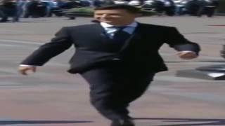 Широкий Зеленский идёт на разборки с Широким Путиным
