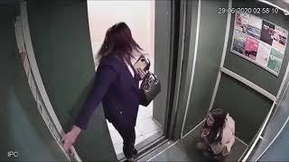 Девушка нассала в лифте