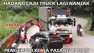 TEPOK JIDAT.!! HADANG LAJU TRUCK LAGI NANJAK,PENGEMUDI XENIA PASANG BADAN.