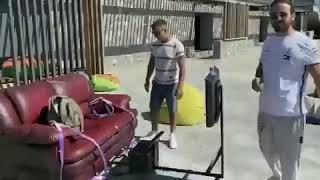 Экстремал пролетел на параплане,сидя на диване!