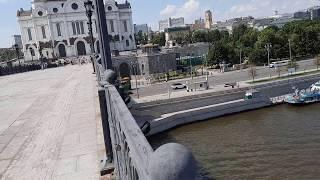 Патриарший мост у храма Христа Спасителя в Москве
